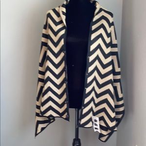 Cape shawl travel poncho metallic gold black lightweight sweater multiuse NWT